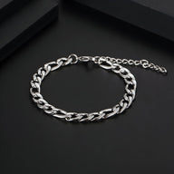 Bracelet homme en titane argenté, maille figaro élégante avec fermoir mousqueton et chaîne de réglage.