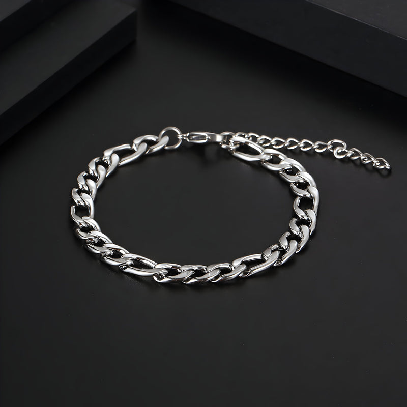 Bracelet homme en titane argenté, maille figaro élégante avec fermoir mousqueton et chaîne de réglage.