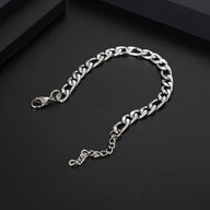 Bracelet en titane argenté maille figaro avec fermoir mousqueton et chaîne de réglage, style classique masculin.