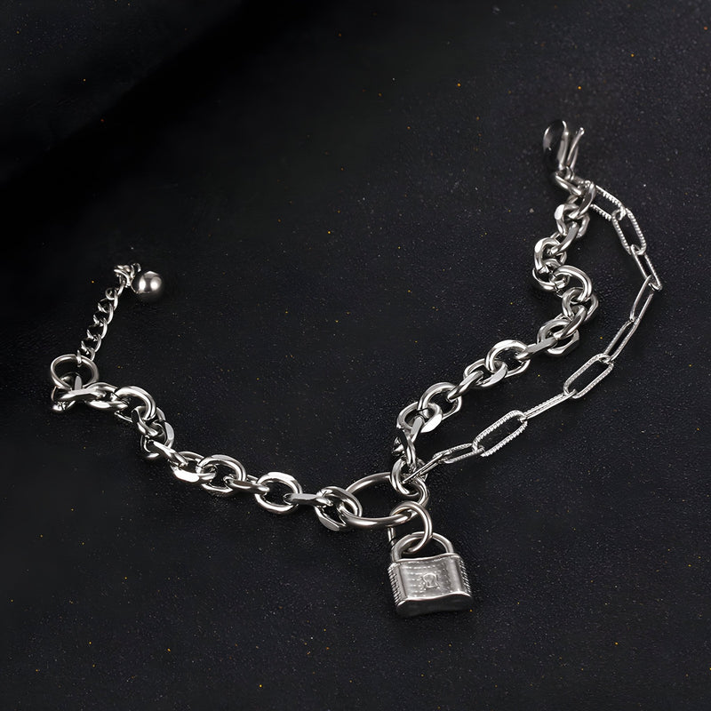 Bracelet mixte en titane argenté avec maille forçat et charm cadenas détaillé.