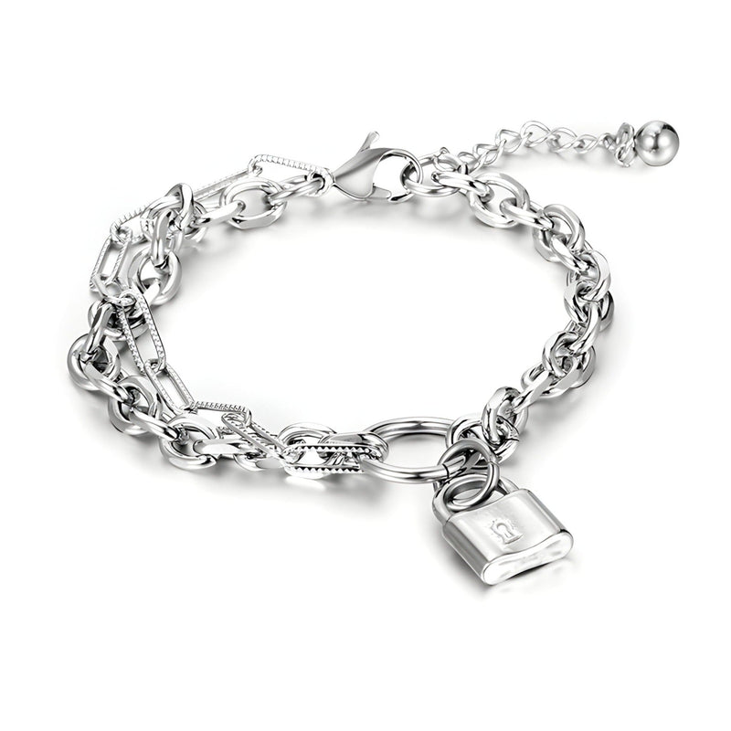 Bracelet en titane argenté à maille forçat avec charm cadenas, fermoir mousqueton, modèle Sam.