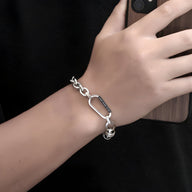 Bracelet homme en titane argenté à maille forçat épaisse avec fermoir mousqueton noir.