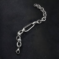 Bracelet homme en titane argenté à maille forçat épaisse avec fermoir mousqueton robuste.