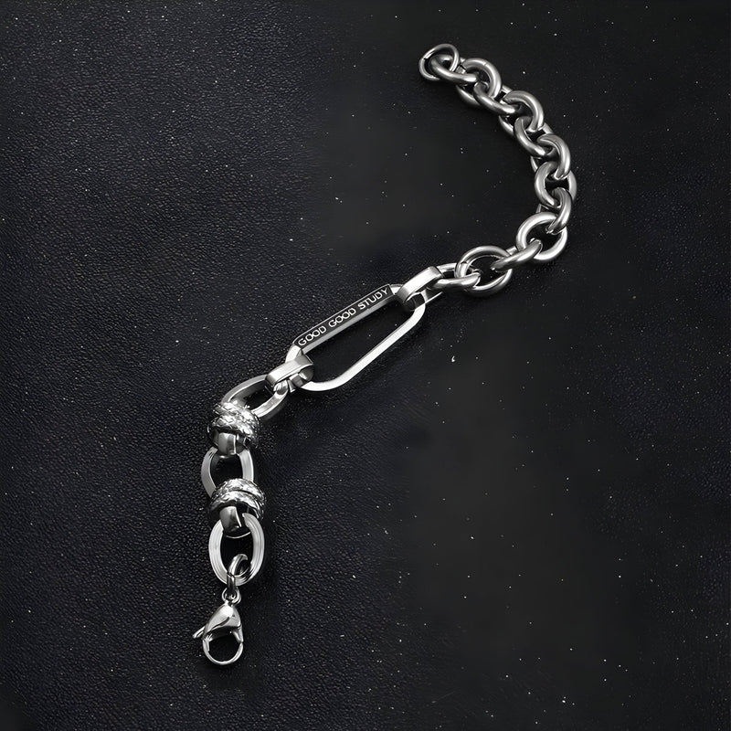 Bracelet homme en titane argenté à maille forçat épaisse avec fermoir mousqueton robuste.