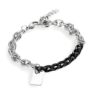 Bracelet en titane avec maille forçat argentée et maille cubaine noire, plaquette rectangulaire brillante.