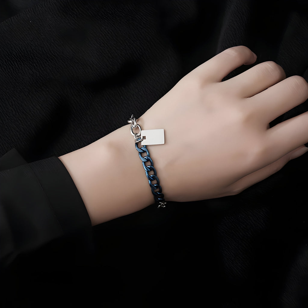 Bracelet homme en titane argent et bleu, maille forçat et cubaine, avec plaquette rectangulaire lisse.