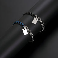 Bracelet homme maille forçat et cubaine titane argent avec maillon bleu et plaquette rectangulaire.