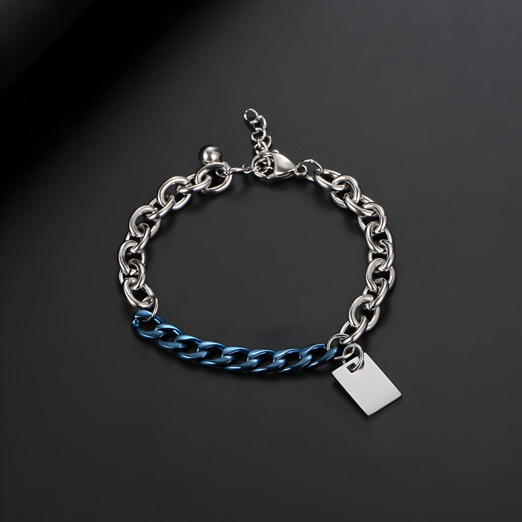 Bracelet homme en titane avec maillons forçat argentés et chaîne cubaine bleue, plaquette rectangulaire lisse.