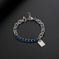 Bracelet homme en titane avec maillons forçat argentés et chaîne cubaine bleue, plaquette rectangulaire lisse.