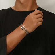 Bracelet en titane argenté, maille forçat et cubaine, design capsule, porté au poignet homme.