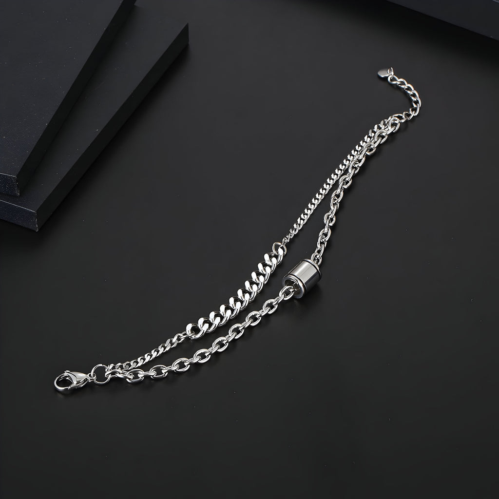 Bracelet homme en titane argenté à maille forçat et cubaine avec élément capsule design clay.