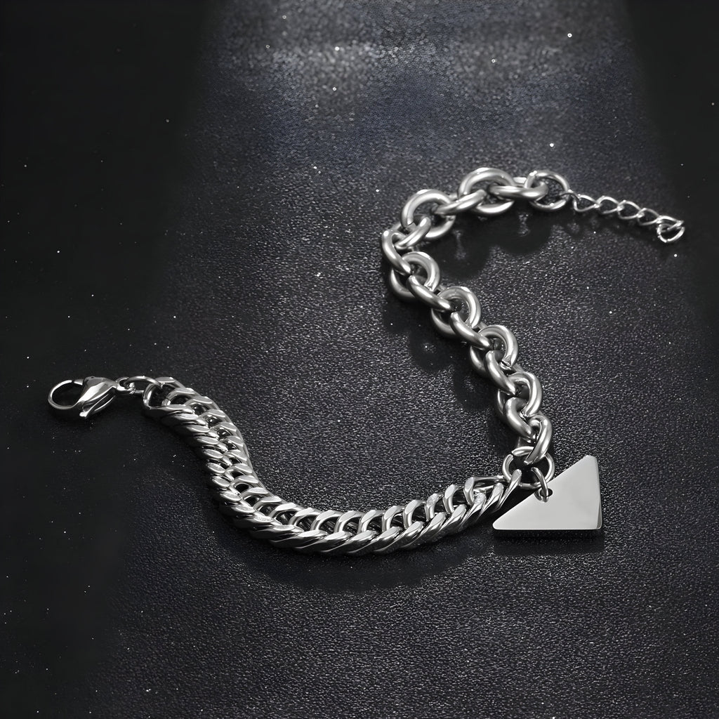 Bracelet homme en titane argenté avec maille forçat et spiga, plaquette triangulaire design.