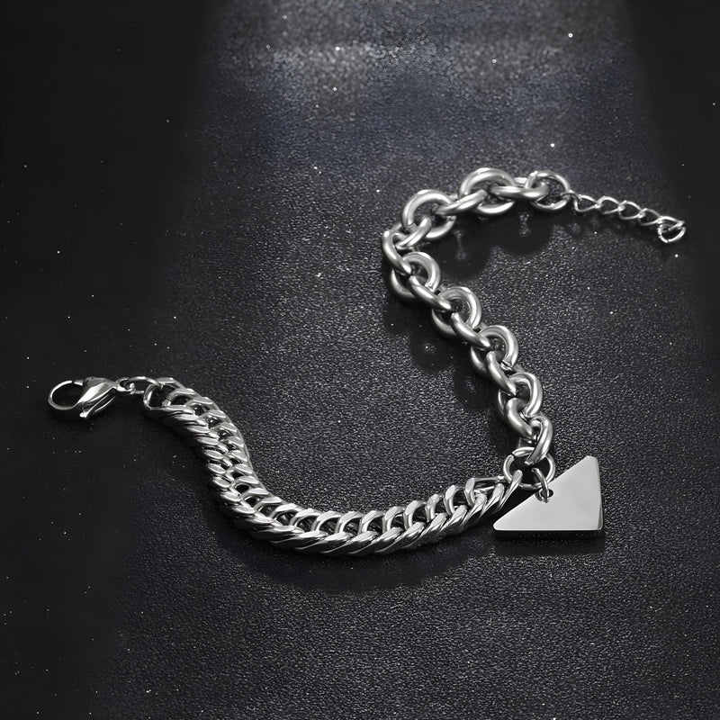 Bracelet homme en titane argenté avec maille forçat et spiga, plaquette triangulaire design.