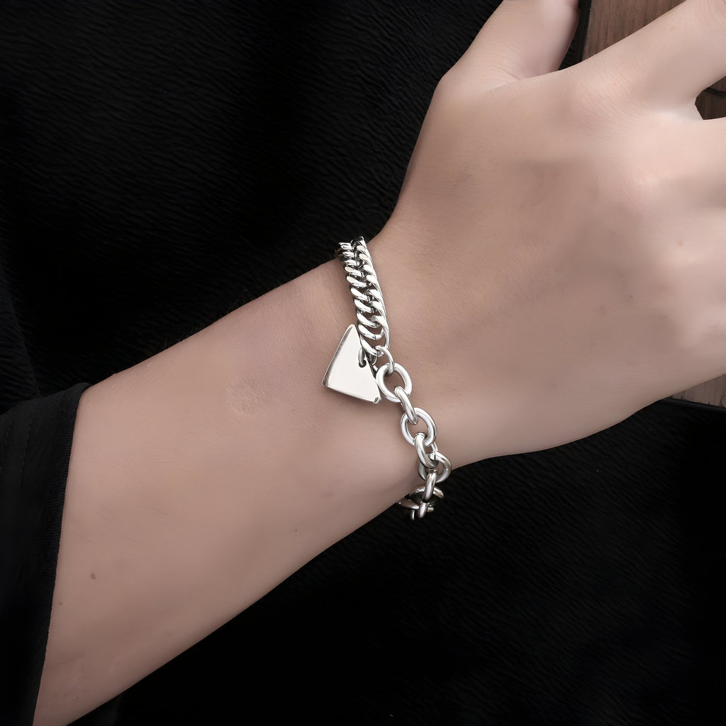 Bracelet homme en titane argent avec maille forçat et plaque triangulaire, 19 cm.