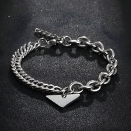 Bracelet homme en titane argenté avec maille forçat et spiga, plaquette triangulaire centrale.