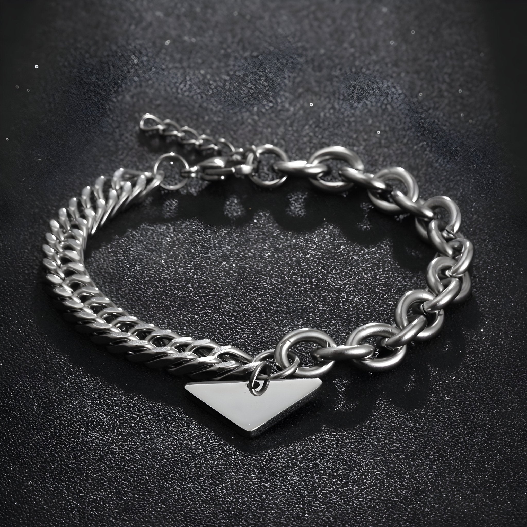 Bracelet en titane, maille forçat et spiga, plaquette triangulaire, pour homme, modèle Isac - La Boutique du Bracelet