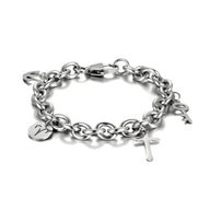 Bracelet en titane argenté avec maille forçat et plusieurs charms including coeur, croix, et clé.