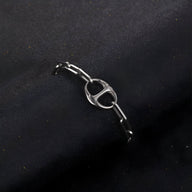 Bracelet homme en titane argenté, maille forçat fine avec fermoir en forme d’anneau et barrette.