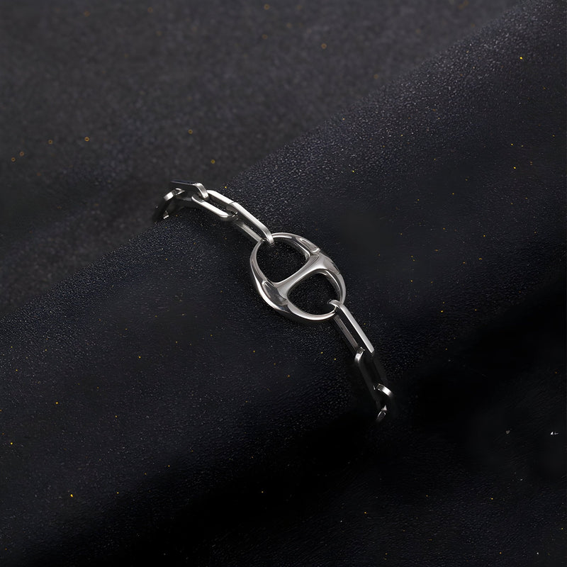 Bracelet homme en titane argenté, maille forçat fine avec fermoir en forme d’anneau et barrette.