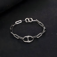 Bracelet homme en titane argenté à maille forçat avec maillons allongés et fermoir central en forme ovale.