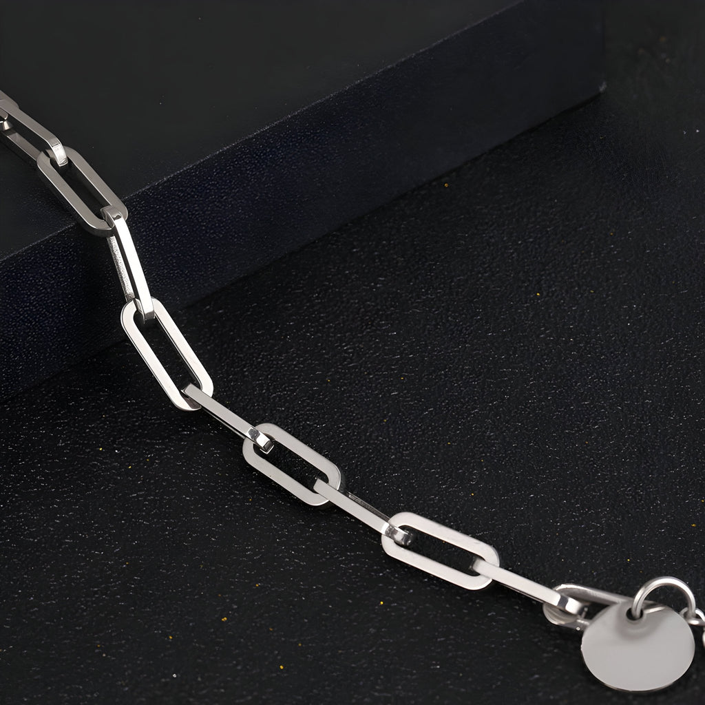Bracelet homme en titane argenté à maille forçat avec pendentif rond lisse.