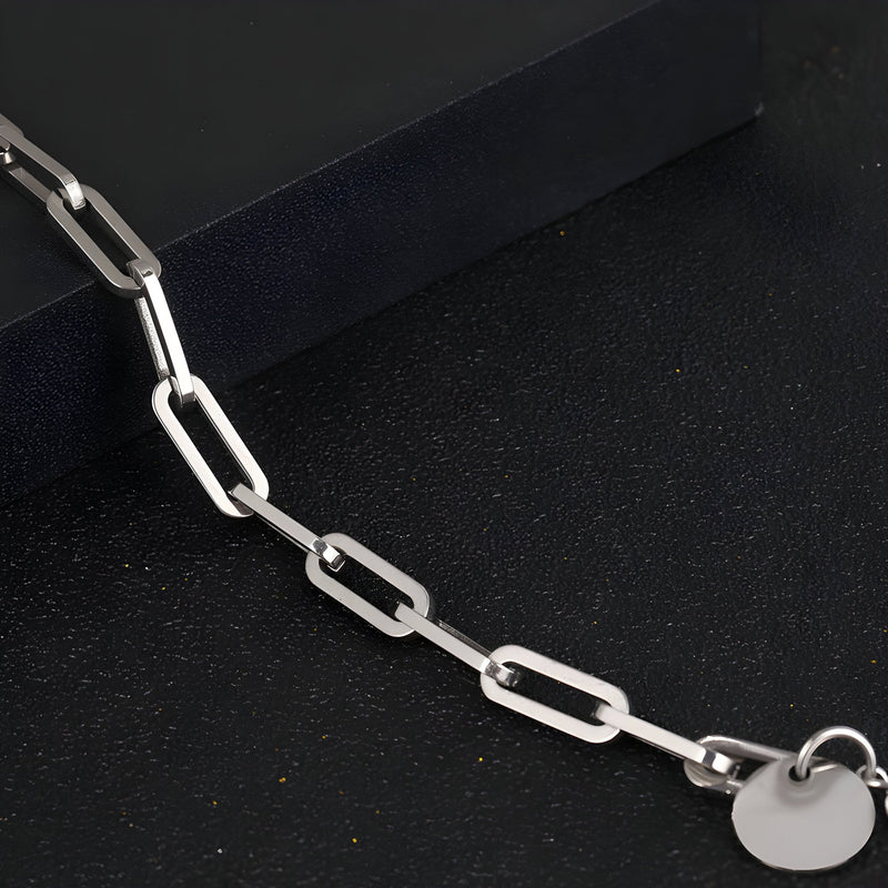 Bracelet homme en titane argenté à maille forçat avec pendentif rond lisse.