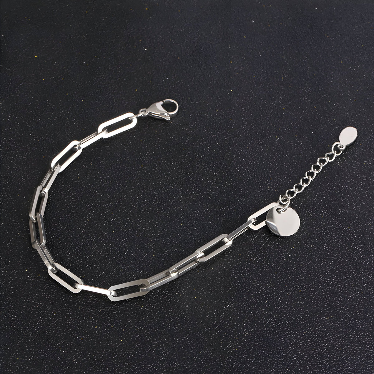 Bracelet homme en titane argenté, maille forçat allongée, fermoir mousqueton, chaîne de réglage avec pendentif rond.