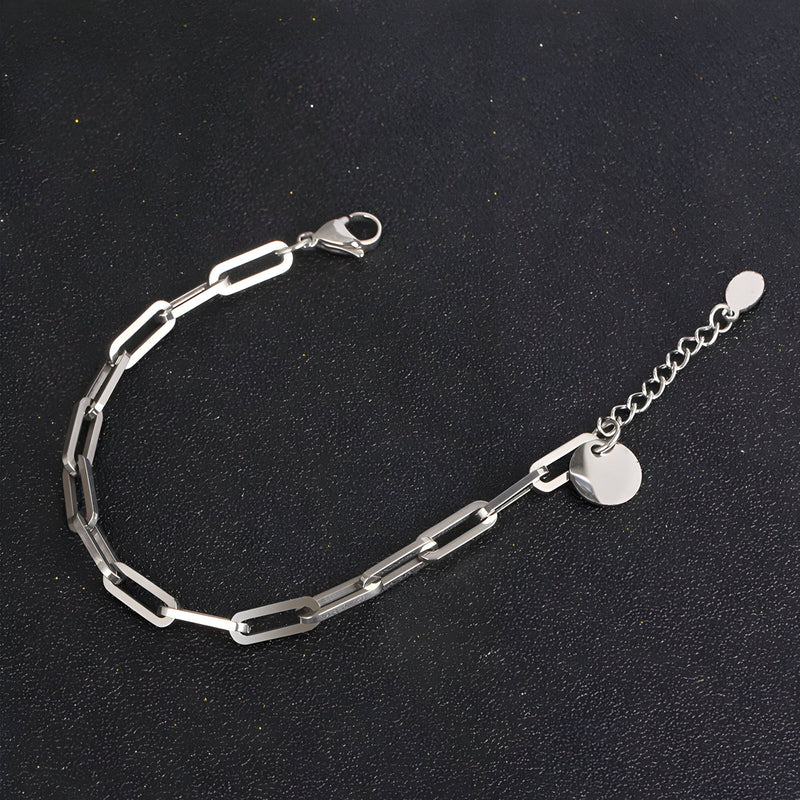 Bracelet homme en titane argenté, maille forçat allongée, fermoir mousqueton, chaîne de réglage avec pendentif rond.