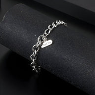 Bracelet en titane argenté maille forçat avec pendentif ovale gravé Marty, style masculin élégant.