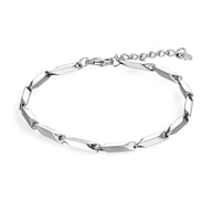 Bracelet en titane argenté à maille irrégulière avec fermoir et chaîne ajustable.
