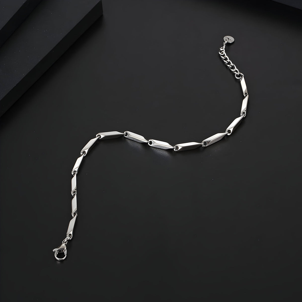 Bracelet homme en titane argenté avec maille irrégulière et fermoir mousqueton.