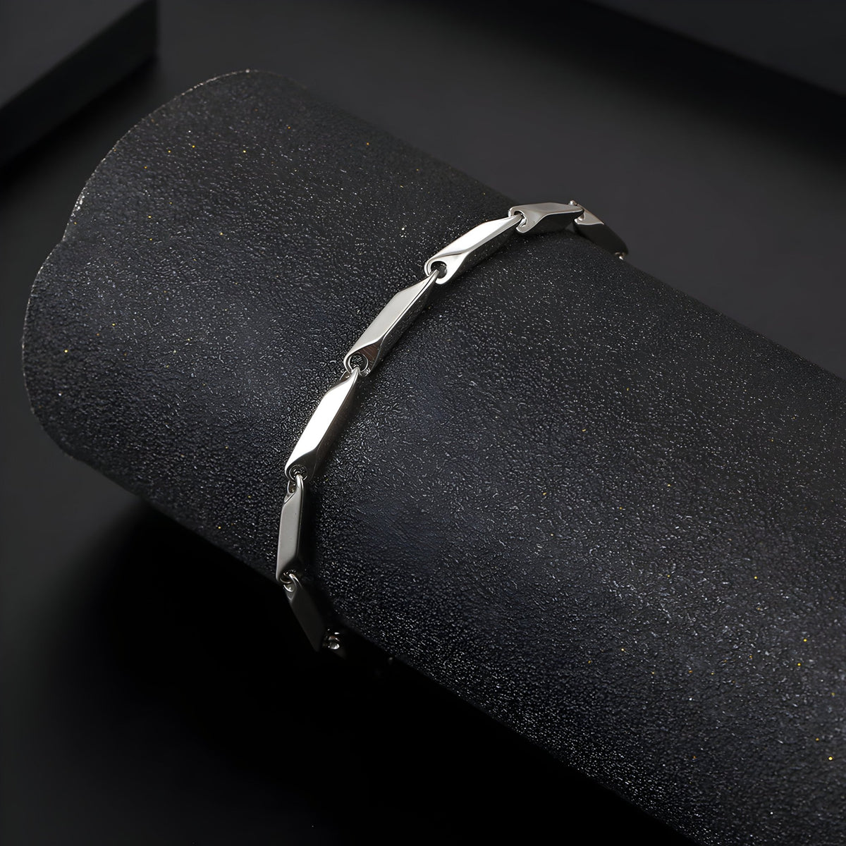 Bracelet en titane argenté à maille irrégulière pour homme, élégant et moderne, modèle Miguel.