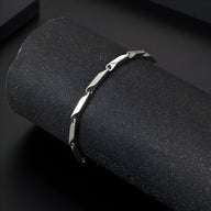 Bracelet en titane argenté à maille irrégulière pour homme, élégant et moderne, modèle Miguel.