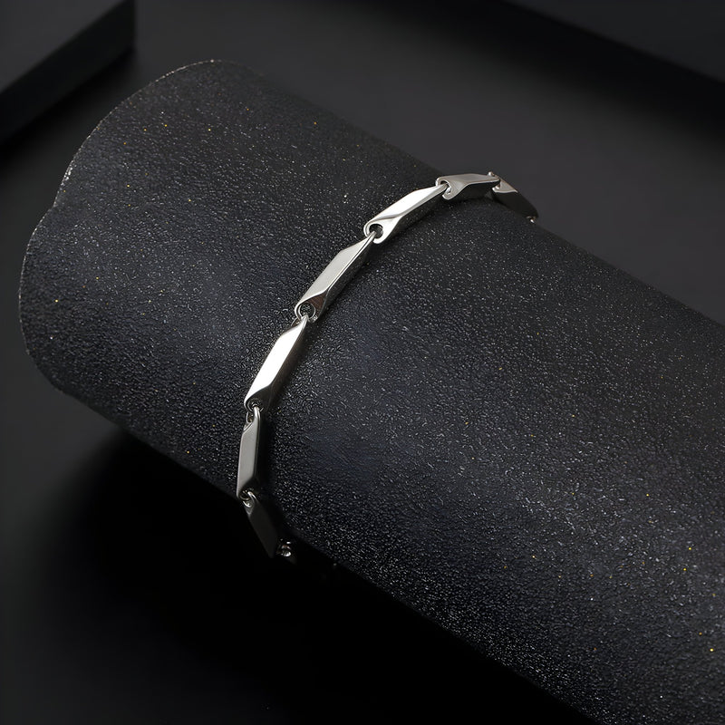 Bracelet en titane argenté à maille irrégulière pour homme, élégant et moderne, modèle Miguel.