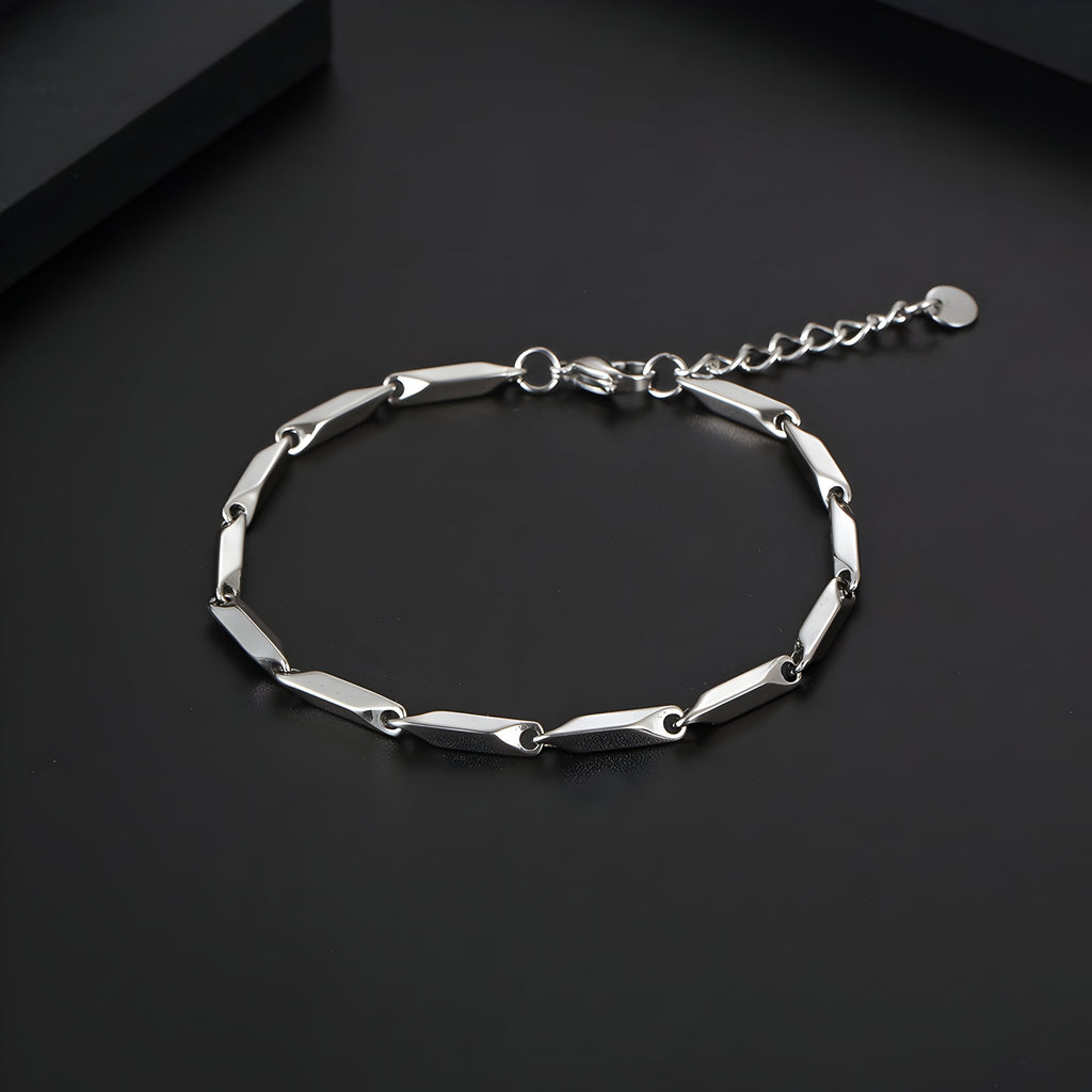 Bracelet homme en titane argenté à maillons irréguliers avec chaîne réglable sur fond noir.