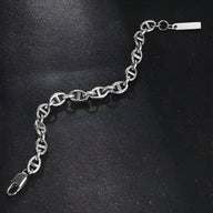 Bracelet homme en titane argenté avec maille marine large et fermoir mousqueton.