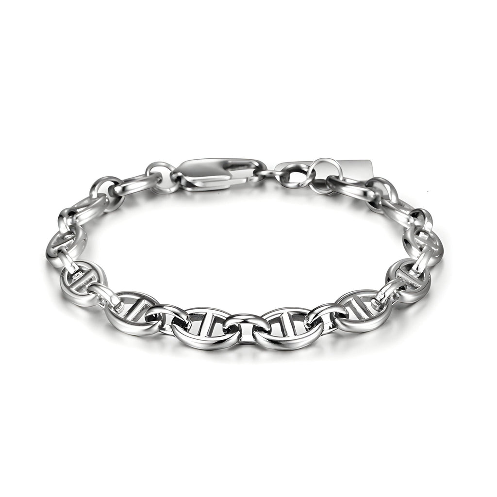 Bracelet homme en titane argenté avec maille marine brillante et fermoir sécurisé.