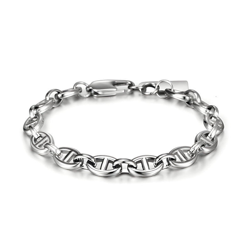 Bracelet homme en titane argenté avec maille marine brillante et fermoir sécurisé.