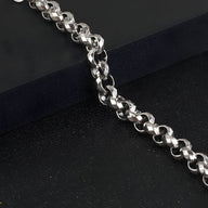 Bracelet homme en titane argenté avec maille rolo robuste et pièce centrale lisse.