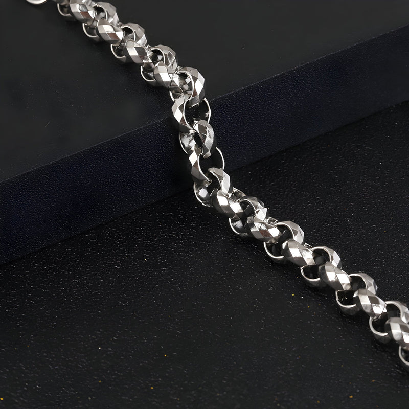 Bracelet homme en titane argenté avec maille rolo robuste et pièce centrale lisse.