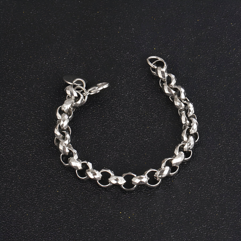 Bracelet homme en titane argenté avec maille rolo et fermoir mousqueton sur fond noir.