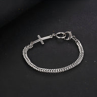 Bracelet homme en titane argenté avec maille serpent fine et ornement croix minimaliste.