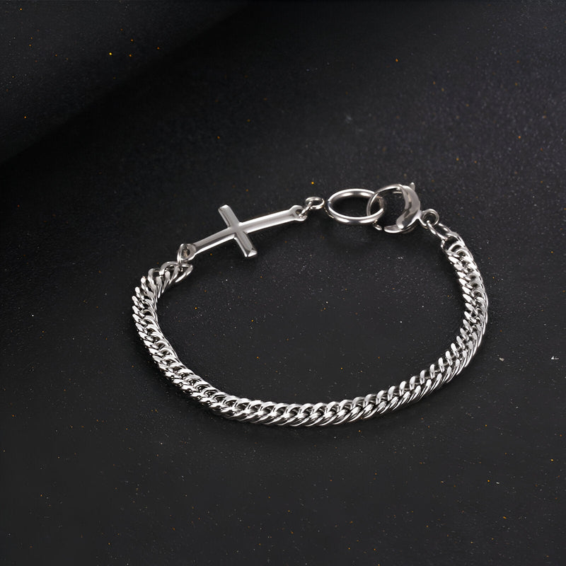 Bracelet homme en titane argenté avec maille serpent fine et ornement croix minimaliste.