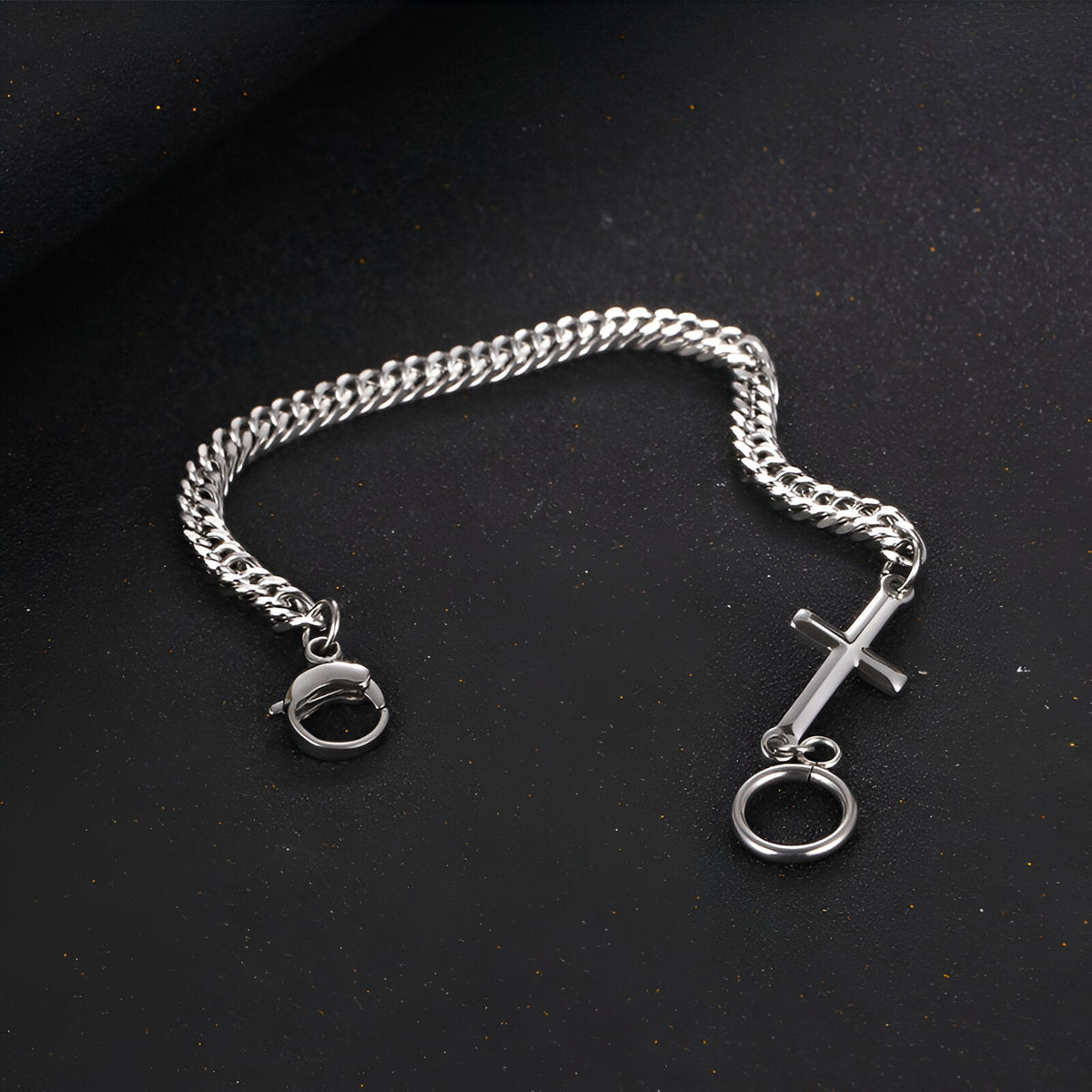 Bracelet homme en titane argenté avec maille serpent et ornement croix, fermoir anneau.