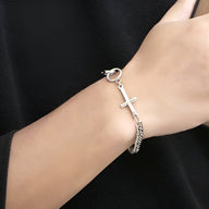 Bracelet serpent en titane argenté avec ornement croix, fermeture anneau à ressort, style masculin.