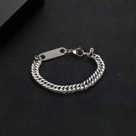 Bracelet en titane argenté maille spiga avec plaque personnalisable fermoir mousqueton.