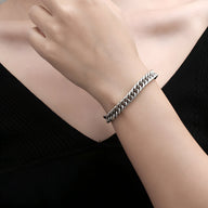 Bracelet en titane argenté maille spiga fine, modèle élégant mixte Riley porté au poignet.