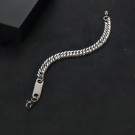 Bracelet argenté en titane maille spiga avec plaque personnalisable et fermoir mousqueton.