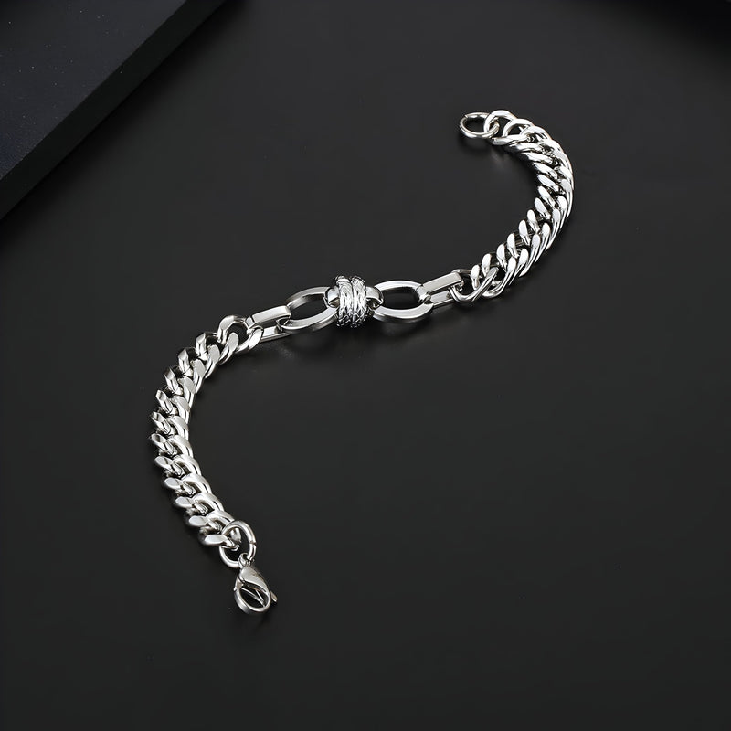 Bracelet homme en titane argenté à maille spiga avec noeud décoratif au centre sur fond noir.