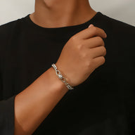 Bracelet homme en titane argenté, maille spiga avec noeud central poli, style moderne et élégant.